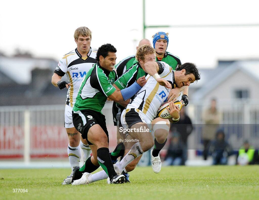 4 September 2009; Mike Phillips, Ospreys, in action against Niva Ta'auso, Connacht. Celtic League, Connacht v Ospreys, Sportsground, Galway. Photo by Sportsfile
