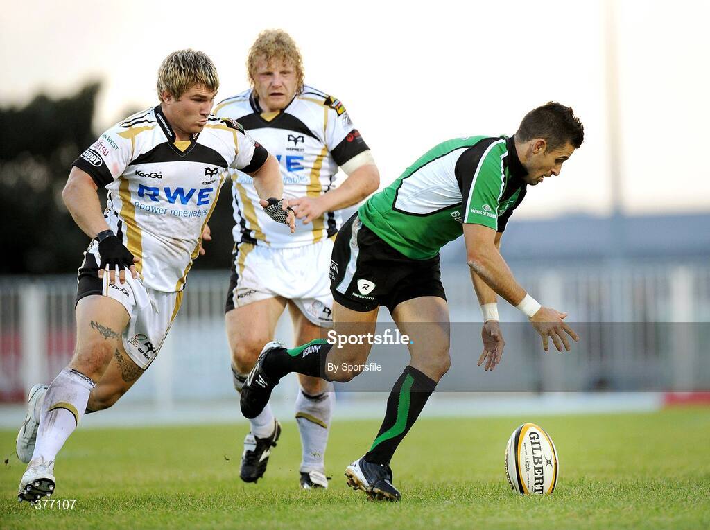 4 September 2009; Frank Murphy, Connacht, in action against Richard Hibbard, Ospreys. Celtic League, Connacht v Ospreys, Sportsground, Galway. Photo by Sportsfile