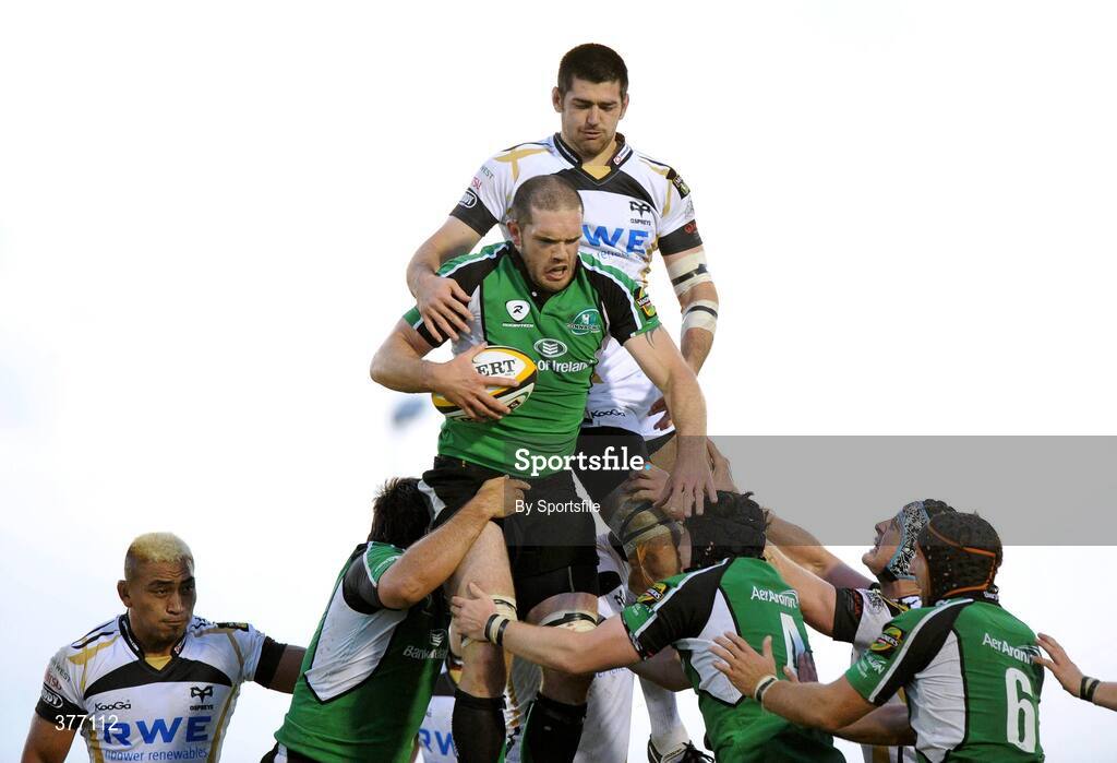 4 September 2009; Bernie Upton, Connacht, wins the lineout ahead of Andy Llyod, Ospreys. Celtic League, Connacht v Ospreys, Sportsground, Galway. Photo by Sportsfile