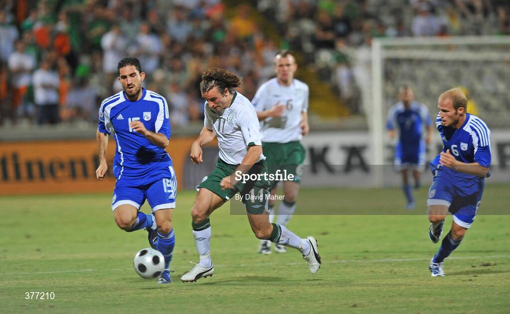 5 September 2009; Stephen Hunt, Republic of Ireland, races clear of Marios P. Nikolaou, 15, and Andreas Avraam, Cyprus. Cyprus v Republic of Ireland - 2010 FIFA World Cup Qualifier, GSP Stadium, Nicosia, Cyprus. Picture credit: David Maher / SPORTSFILE