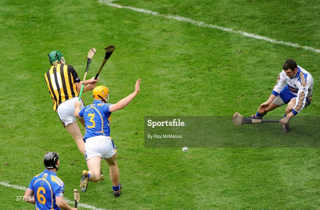 6 September 2009; Brendan Cummins, Tipperary goal keeper, saves an 8th minute goal attempt on goal by Henry Shefflin, 11, Kilkenny. GAA Hurling All-Ireland Senior Championship Final, Kilkenny v Tipperary, Croke Park, Dublin. Picture credit: Ray McManus / SPORTSFILE