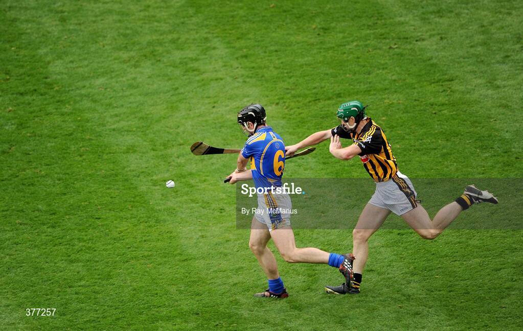 6 September 2009; Henry Shefflin, Kilkenny, hooks Conor O'Mahony, Tipperary, from behind. GAA Hurling All-Ireland Senior Championship Final, Kilkenny v Tipperary, Croke Park, Dublin. Picture credit: Ray McManus / SPORTSFILE