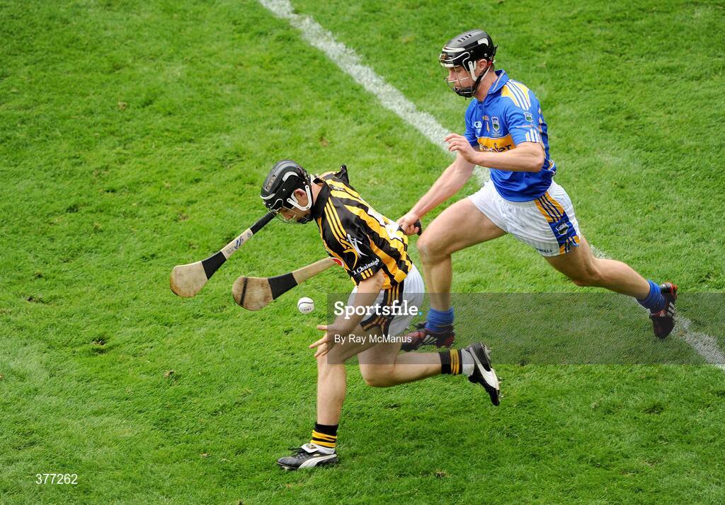 6 September 2009; Richie Hogan, Kilkenny, in action against Paul Curran, Tipperary. GAA Hurling All-Ireland Senior Championship Final, Kilkenny v Tipperary, Croke Park, Dublin. Picture credit: Ray McManus / SPORTSFILE