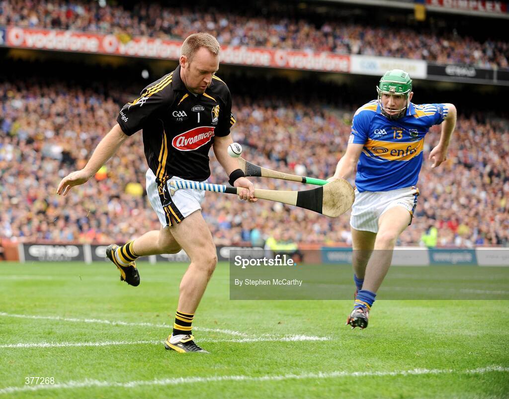6 September 2009; P.J. Ryan, Kilkenny, in action against Noel McGrath, Tipperary. GAA Hurling All-Ireland Senior Championship Final, Kilkenny v Tipperary, Croke Park, Dublin. Picture credit: Stephen McCarthy / SPORTSFILE
