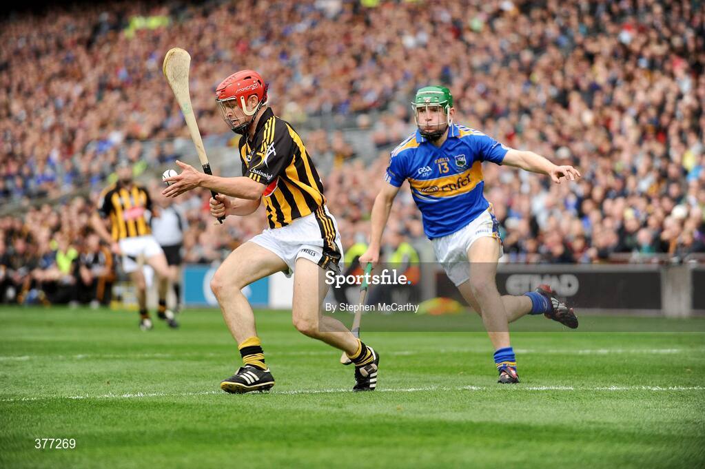 6 September 2009; Tommy Walsh, Kilkenny, in action against Noel McGrath, Tipperary. GAA Hurling All-Ireland Senior Championship Final, Kilkenny v Tipperary, Croke Park, Dublin. Picture credit: Stephen McCarthy / SPORTSFILE