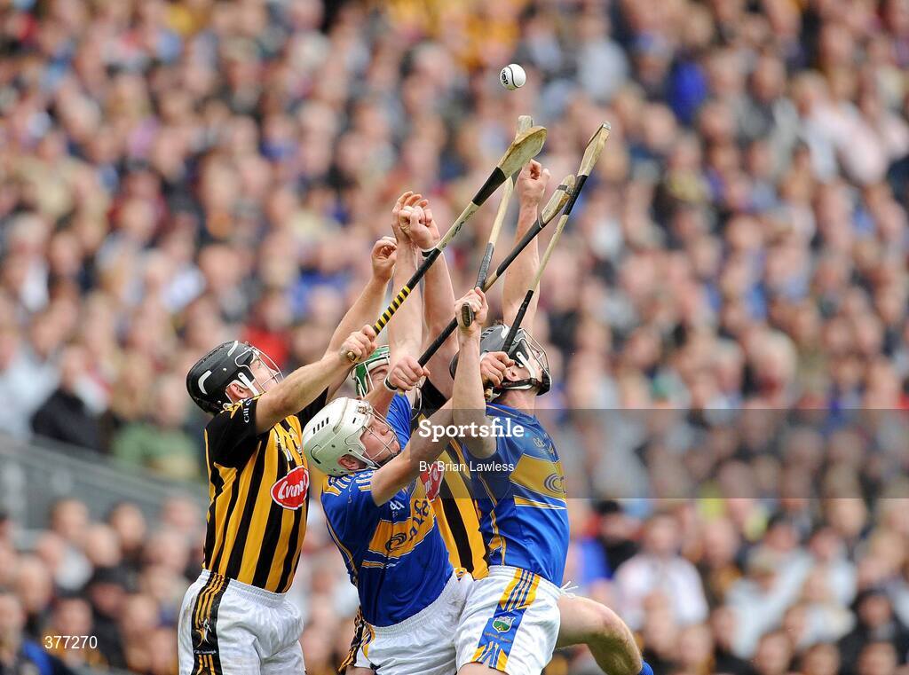 6 September 2009; Richie Hogan, left, and Eddie Brennan, Kilkenny, in action against Brendan Maher and Paul Curran, right, Tipperary. GAA Hurling All-Ireland Senior Championship Final, Kilkenny v Tipperary, Croke Park, Dublin. Picture credit: Brian Lawless / SPORTSFILE