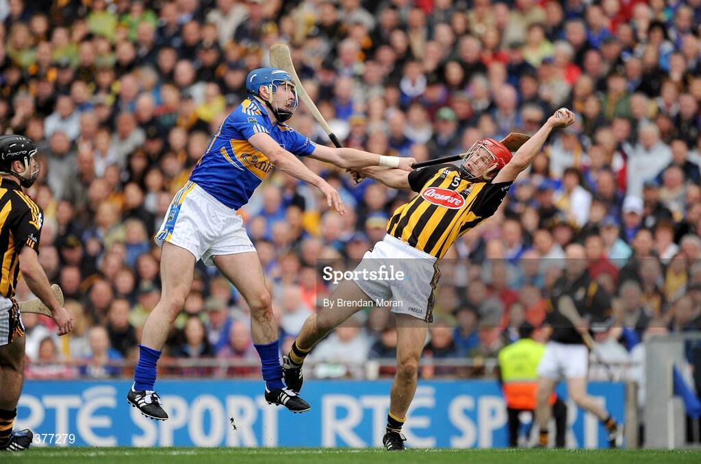 6 September 2009; Tommy Walsh, Kilkenny, catches a dropping ball ahead of John O'Brien, Tipperary. GAA Hurling All-Ireland Senior Championship Final, Kilkenny v Tipperary, Croke Park, Dublin. Picture credit: Brendan Moran / SPORTSFILE