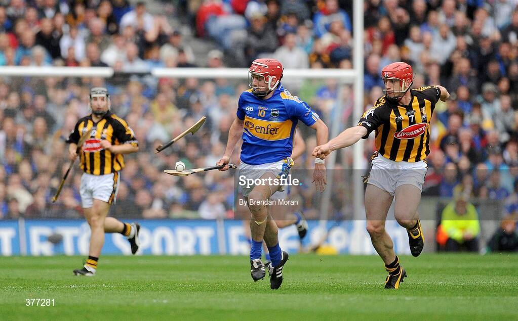 6 September 2009; John Tennyson, Kilkenny, loses his hurley attempting to dispossess Pat Kerwick, Tipperary. GAA Hurling All-Ireland Senior Championship Final, Kilkenny v Tipperary, Croke Park, Dublin. Picture credit: Brendan Moran / SPORTSFILE
