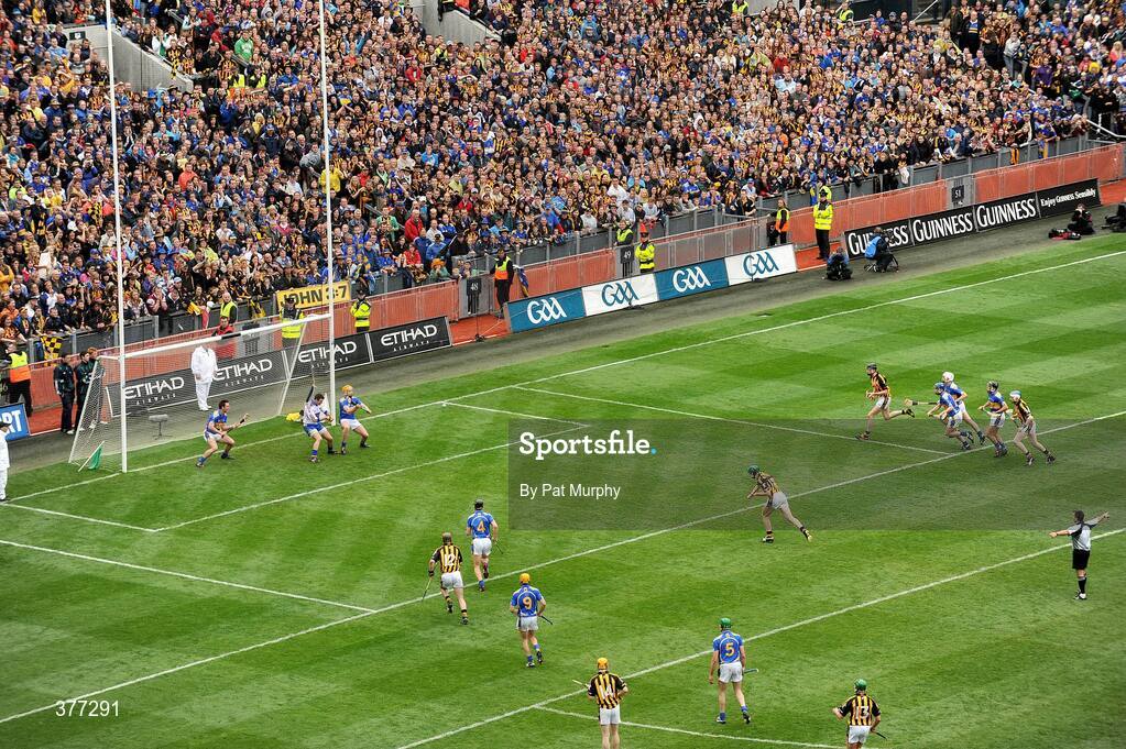 6 September 2009; Henry Shefflin, Kilkenny, scores from the penalty spot. GAA Hurling All-Ireland Senior Championship Final, Kilkenny v Tipperary, Croke Park, Dublin. Picture credit: Pat Murphy / SPORTSFILE