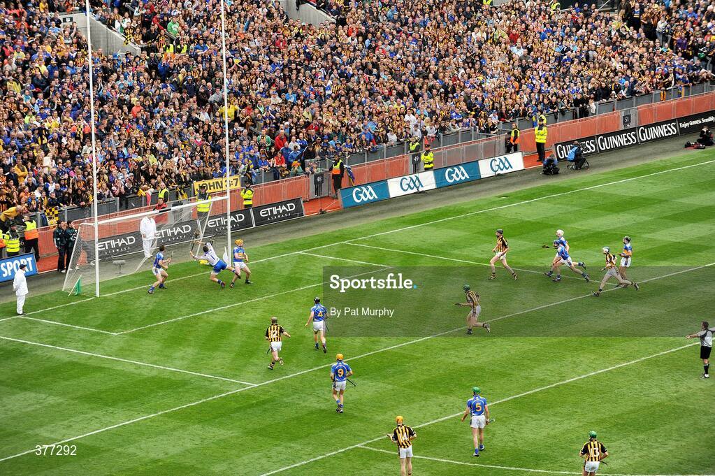 6 September 2009; Henry Shefflin, Kilkenny, scores a goal from the penalty spot. GAA Hurling All-Ireland Senior Championship Final, Kilkenny v Tipperary, Croke Park, Dublin. Picture credit: Pat Murphy / SPORTSFILE