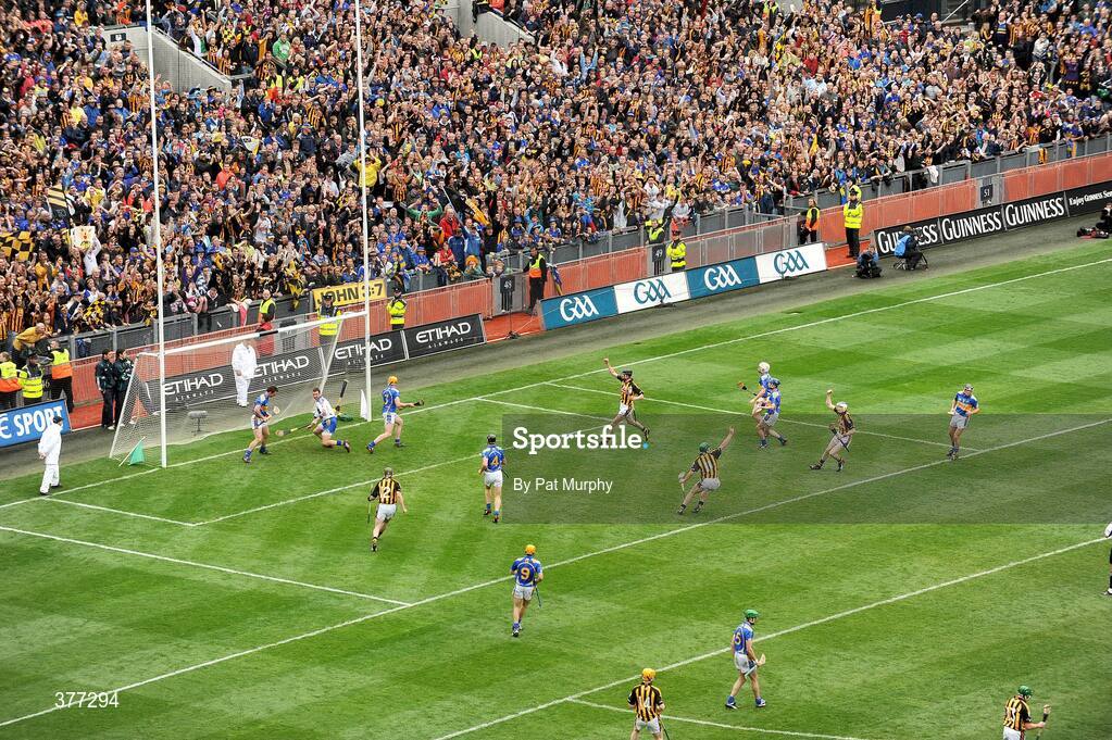 6 September 2009; Henry Shefflin, Kilkenny, celebrates after scoring from the penalty spot. GAA Hurling All-Ireland Senior Championship Final, Kilkenny v Tipperary, Croke Park, Dublin. Picture credit: Pat Murphy / SPORTSFILE