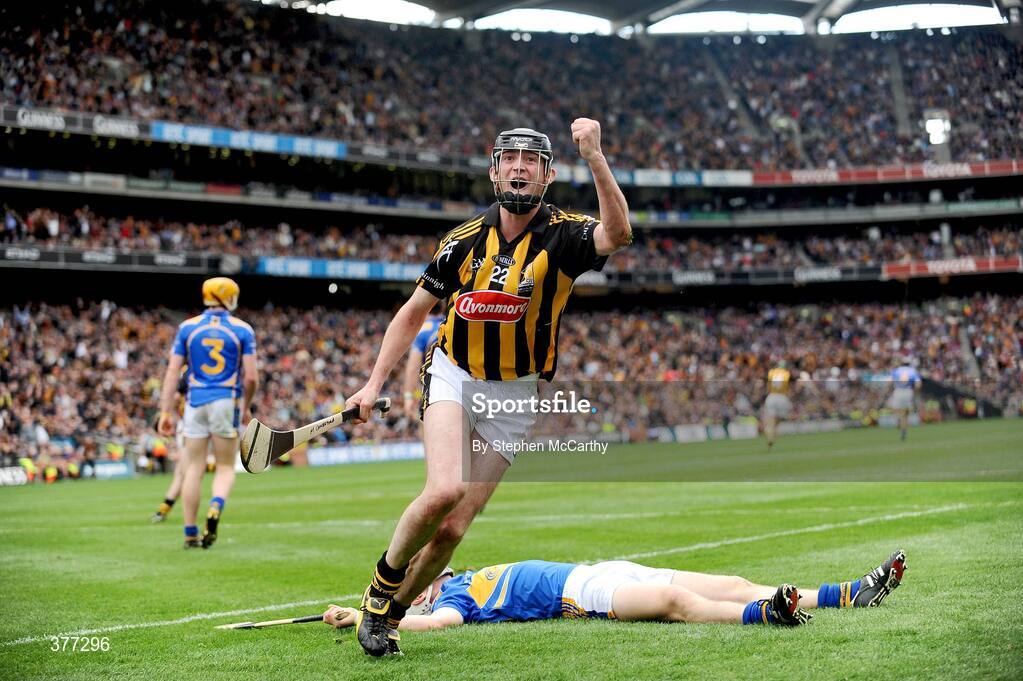 6 September 2009; Martin Comerford, Kilkenny, celebrates after scoring his side's second goal as Brendan Maher, Tipperary, falls dejected. GAA Hurling All-Ireland Senior Championship Final, Kilkenny and Tipperary, Croke Park, Dublin. Picture credit: Stephen McCarthy / SPORTSFILE