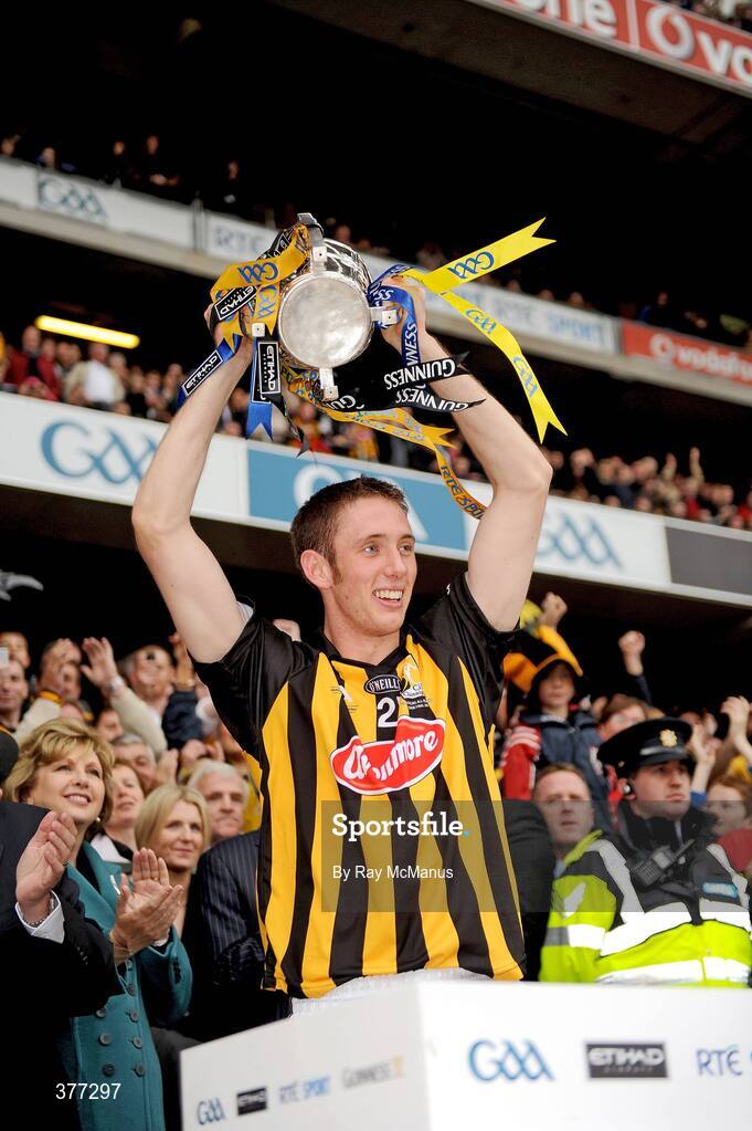 6 September 2009; Kilkenny captain Michael Fennelly lifts the Liam MacCarthy Cup. GAA Hurling All-Ireland Senior Championship Final, Kilkenny v Tipperary, Croke Park, Dublin. Picture credit: Ray McManus / SPORTSFILE
