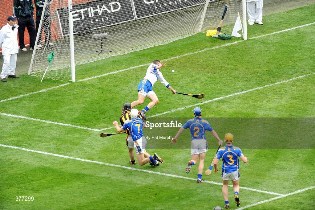 6 September 2009; Martin Comerford, Kilkenny, shoots to score his side's second goal despite the challenge of Tipperary's Brendan Cummins, Paddy Stapleton, 2, Brendan Maher and Padraic Maher, 3. GAA Hurling All-Ireland Senior Championship Final, Kilkenny v Tipperary, Croke Park, Dublin. Picture credit: Pat Murphy / SPORTSFILE