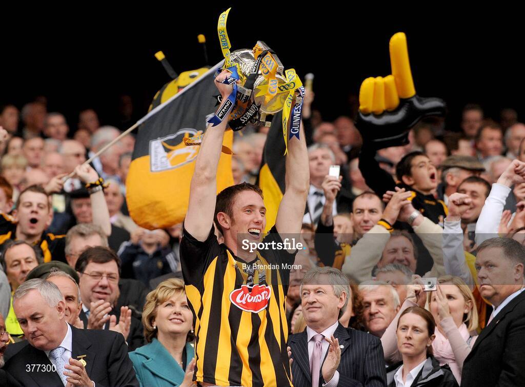 6 September 2009; Kilkenny captain Michael Fennelly lifts the Liam MacCarthy Cup. GAA Hurling All-Ireland Senior Championship Final, Kilkenny v Tipperary, Croke Park, Dublin. Picture credit: Brendan Moran / SPORTSFILE