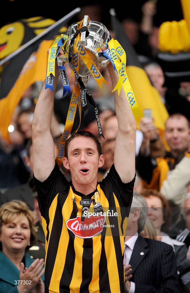 6 September 2009; Kilkenny captain Michael Fennelly lifts the Liam MacCarthy Cup. GAA Hurling All-Ireland Senior Championship Final, Kilkenny v Tipperary, Croke Park, Dublin. Picture credit: Brian Lawless / SPORTSFILE