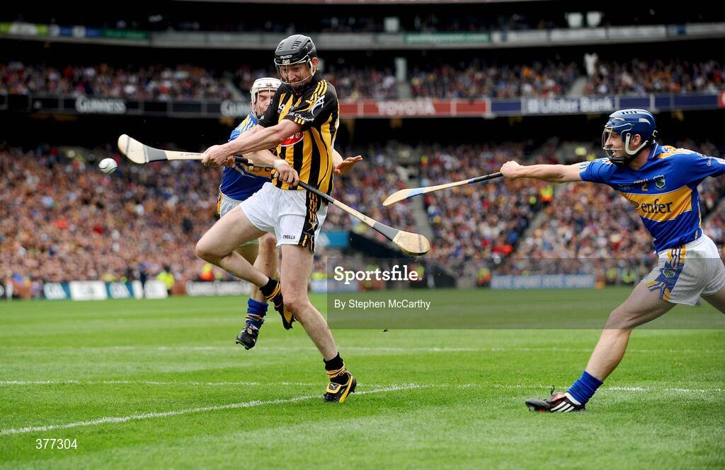 6 September 2009; Martin Comerford, Kilkenny, shoots to score his side's second goal despite the attention of Brendan Maher, left, and Paddy Stapleton, Tipperary. GAA Hurling All-Ireland Senior Championship Final, Kilkenny v Tipperary, Croke Park, Dublin. Picture credit: Stephen McCarthy / SPORTSFILE