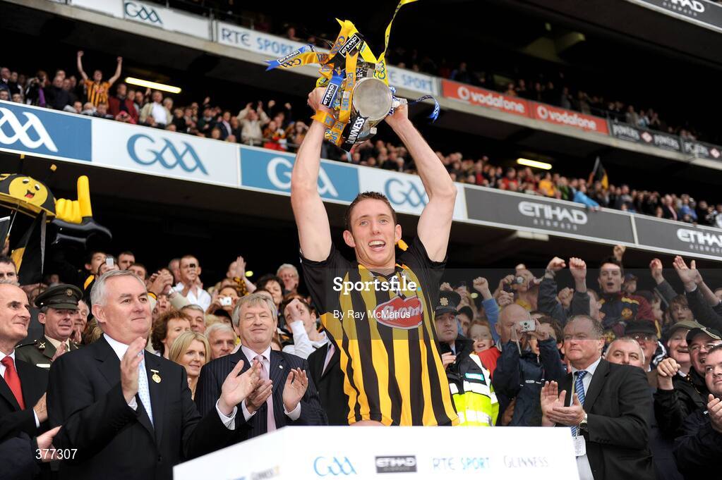6 September 2009; Kilkenny captains Michael Fennelly lifts the Liam MacCarthy Cup. GAA Hurling All-Ireland Senior Championship Final, Kilkenny v Tipperary, Croke Park, Dublin. Picture credit: Ray McManus / SPORTSFILE