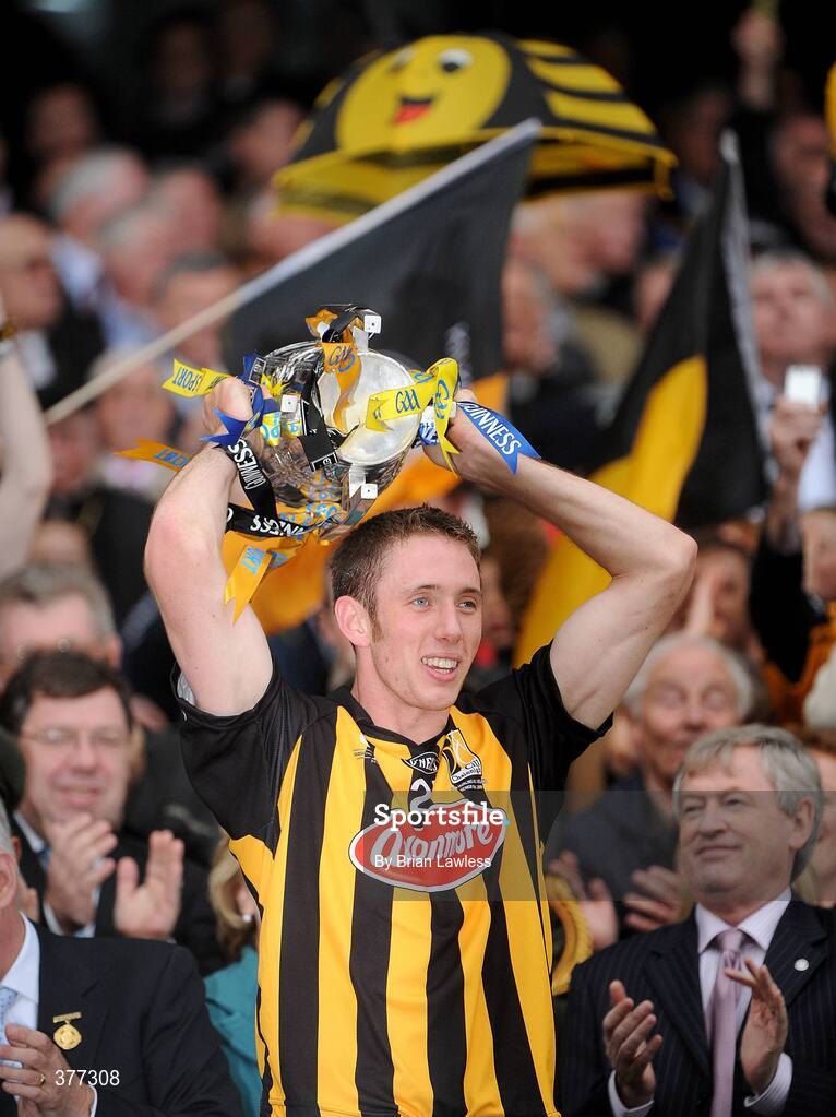 6 September 2009; Kilkenny captain Michael Fennelly lifts the Liam MacCarthy cup. GAA Hurling All-Ireland Senior Championship Final, Kilkenny v Tipperary, Croke Park, Dublin. Picture credit: Brian Lawless / SPORTSFILE