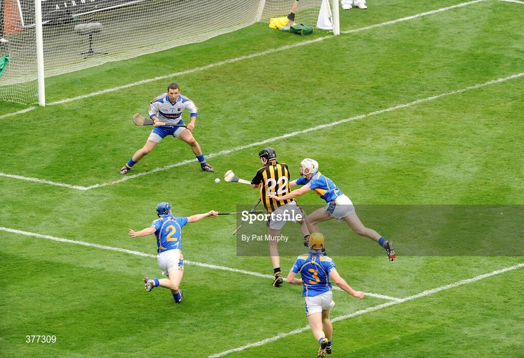6 September 2009; Martin Comerford, Kilkenny, shoots to score his side's second goal despite the challenge of Tipperary's Brendan Cummins, Paddy Stapleton, 2, Brendan Maher and Padraic Maher, 3. GAA Hurling All-Ireland Senior Championship Final, Kilkenny v Tipperary, Croke Park, Dublin. Picture credit: Pat Murphy / SPORTSFILE