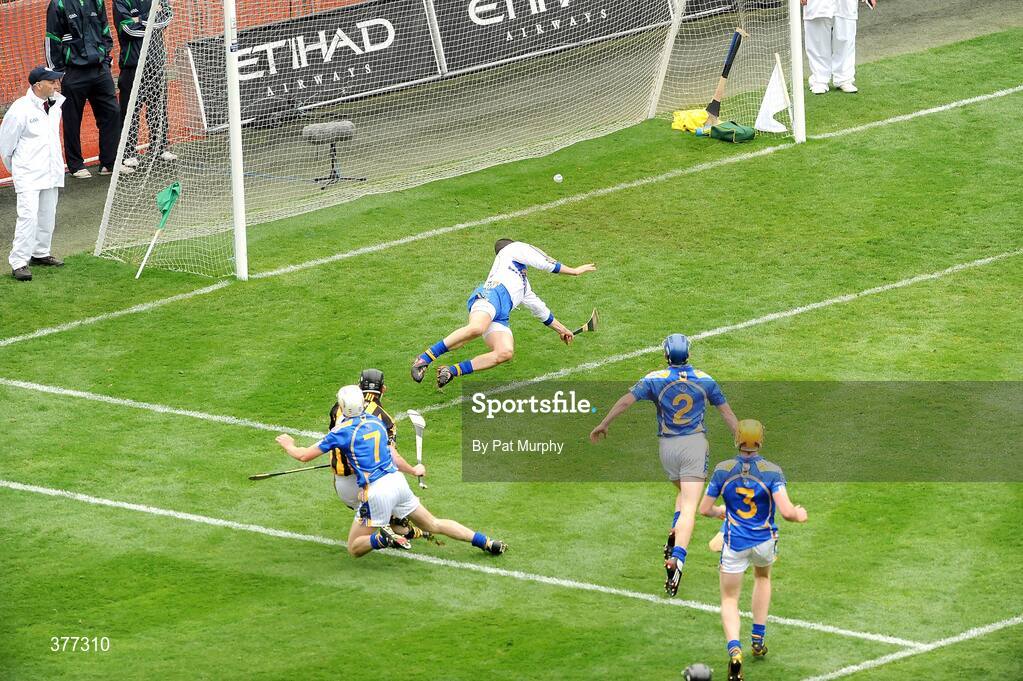 6 September 2009; Martin Comerford, Kilkenny, shoots to score his side's second goal despite the challenge of Tipperary's Brendan Cummins, Paddy Stapleton, 2, Brendan Maher and Padraic Maher, 3. GAA Hurling All-Ireland Senior Championship Final, Kilkenny v Tipperary, Croke Park, Dublin. Picture credit: Pat Murphy / SPORTSFILE