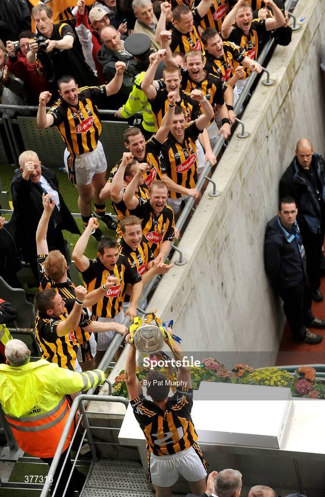 6 September 2009; The Kilkenny team celebrate as team captain Michael Fennelly lifts the Liam MacCarthy Cup. GAA Hurling All-Ireland Senior Championship Final, Kilkenny v Tipperary, Croke Park, Dublin. Picture credit: Pat Murphy / SPORTSFILE