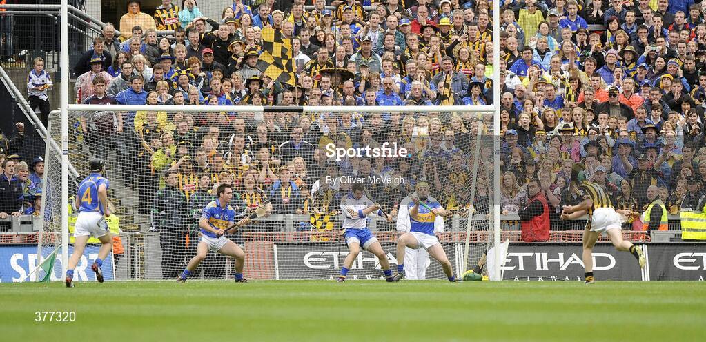 6 September 2009; Henry Shefflin, Kilkenny, 11, scores a second half penalty. GAA Hurling All-Ireland Senior Championship Final, Kilkenny v Tipperary, Croke Park, Dublin. Picture credit: Oliver McVeigh / SPORTSFILE