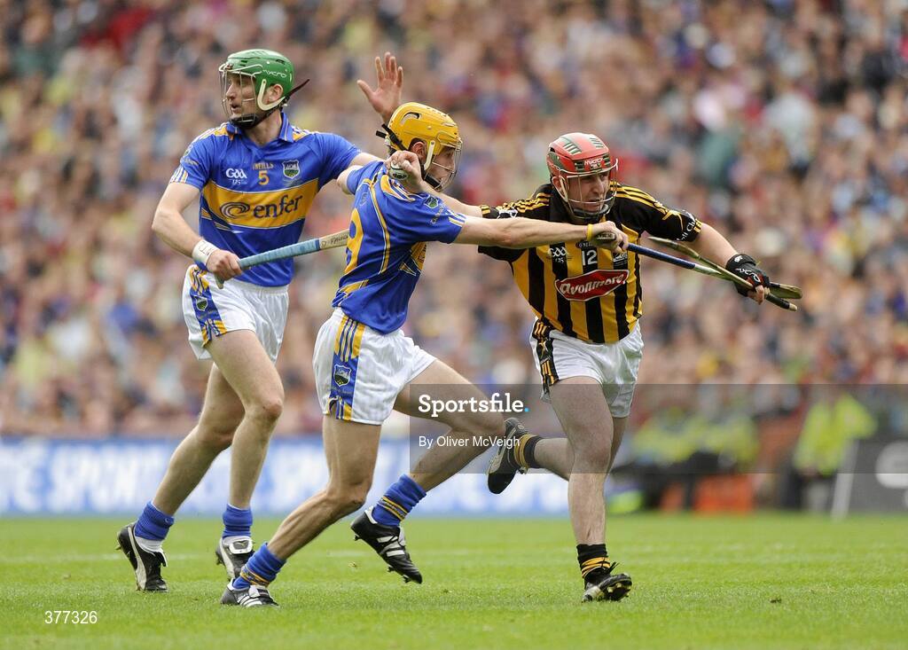 6 September 2009; Eoin Larkin, Kilkenny, in action against Shane McGrath, centre, and Declan Fanning, Tipperary. GAA Hurling All-Ireland Senior Championship Final, Kilkenny v Tipperary, Croke Park, Dublin. Picture credit: Oliver McVeigh / SPORTSFILE