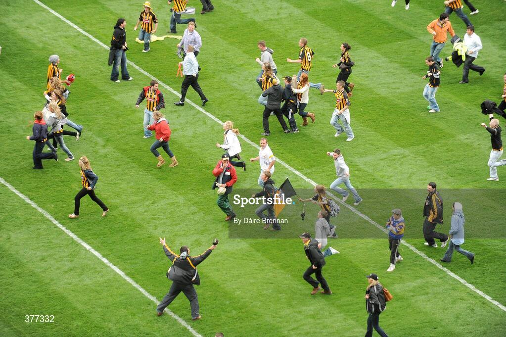 6 September 2009; The Kilkenny supporters invade the field after the game. GAA Hurling All-Ireland Senior Championship Final, Kilkenny v Tipperary, Croke Park, Dublin. Picture credit: Daire Brennan / SPORTSFILE