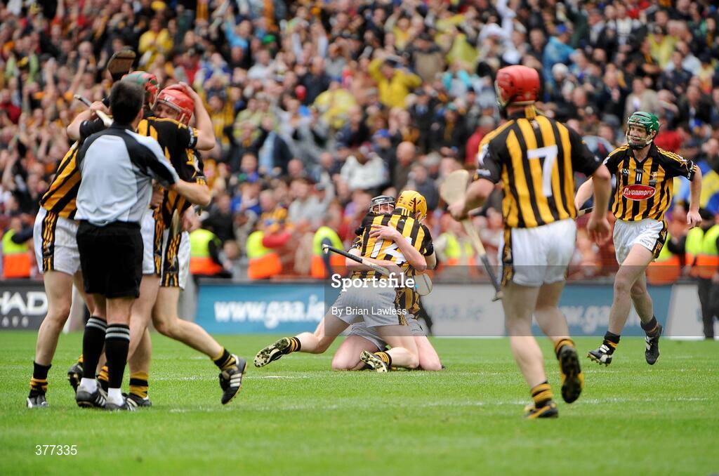 6 September 2009; Kilkenny's Martin Comerford celebrates with team-mate Richie Power, centre, as Henry Shefflin, right, runs to join them. GAA Hurling All-Ireland Senior Championship Final, Kilkenny v Tipperary, Croke Park, Dublin. Picture credit: Brian Lawless / SPORTSFILE