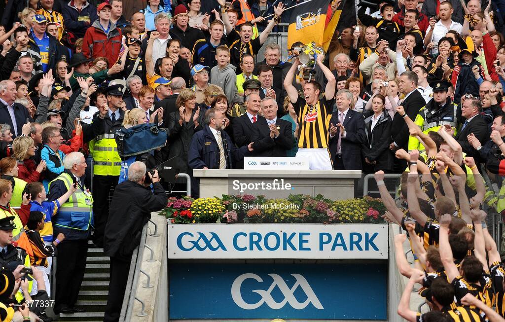 6 September 2009; Kilkenny captain Michael Fennelly lifts the Liam MacCarthy cup. GAA Hurling All-Ireland Senior Championship Final, Kilkenny v Tipperary, Croke Park, Dublin. Picture credit: Stephen McCarthy / SPORTSFILE