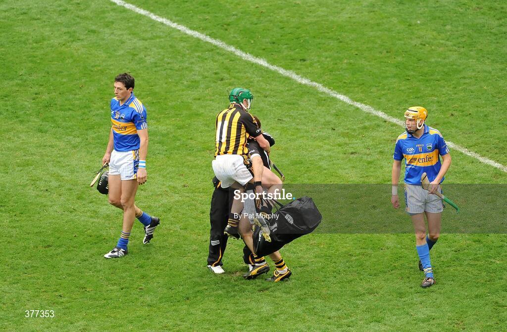 6 September 2009; Kilkenny's Henry Shefflin, 11, and P.J. Ryan, celebrate at the final whistle while Tipperary's Michael Webster, left, and Seamus Callanan, right, show their disappointment GAA Hurling All-Ireland Senior Championship Final, Kilkenny v Tipperary, Croke Park, Dublin. Picture credit: Pat Murphy / SPORTSFILE