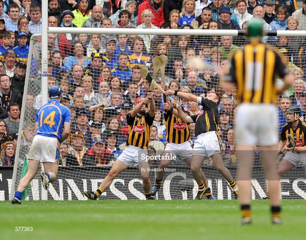 6 September 2009; Kilkenny players Tommy Walsh, JJ Delaney and goalkeeper PJ Ryan save a shot by Tipperary's Eoin Kelly. GAA Hurling All-Ireland Senior Championship Final, Kilkenny v Tipperary, Croke Park, Dublin. Picture credit: Brendan Moran / SPORTSFILE