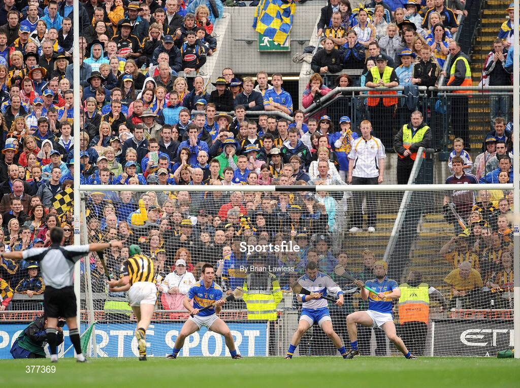 6 September 2009; Tipperary goalkeeper Brendan Cummins with team-mates Conor O'Mahony, left, and Padraic Maher fail to stop the penalty of Kilkenny's Henry Shefflin for his side's first goal. GAA Hurling All-Ireland Senior Championship Final, Kilkenny v Tipperary, Croke Park, Dublin. Picture credit: Brian Lawless / SPORTSFILE