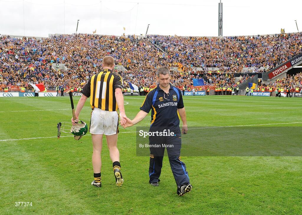 6 September 2009; Tipperary manager Liam Sheedy offers congratulations to Kilkenny's Henry Shefflin after the game. GAA Hurling All-Ireland Senior Championship Final, Kilkenny v Tipperary, Croke Park, Dublin. Picture credit: Brendan Moran / SPORTSFILE