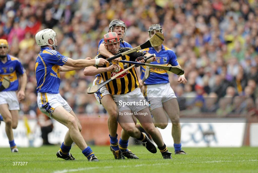 6 September 2009; Eoin Larkin, Kilkenny, in action against Brendan Maher and James Woodlock, Tipperary. GAA Hurling All-Ireland Senior Championship Final, Kilkenny v Tipperary, Croke Park, Dublin. Picture credit: Oliver McVeigh / SPORTSFILE