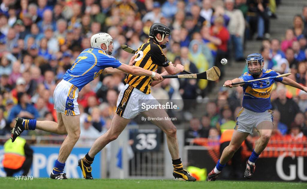 6 September 2009; Martin Comerford, Kilkenny, scores his side's second goal despite the attentions of Brendan Maher, left, and Paddy Stepleton, Tipperary. GAA Hurling All-Ireland Senior Championship Final, Kilkenny v Tipperary, Croke Park, Dublin. Picture credit: Brendan Moran / SPORTSFILE
