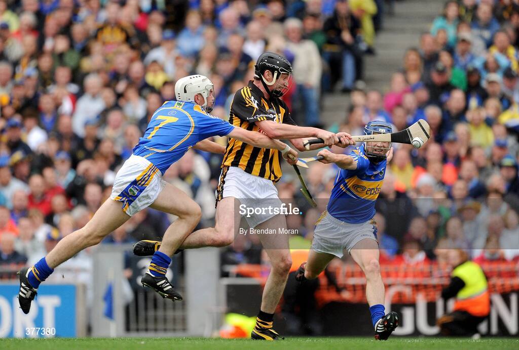6 September 2009; Martin Comerford, Kilkenny, scores his side's second goal despite the attentions of Brendan Maher, left, and Paddy Stepleton, Tipperary. GAA Hurling All-Ireland Senior Championship Final, Kilkenny v Tipperary, Croke Park, Dublin. Picture credit: Brendan Moran / SPORTSFILE