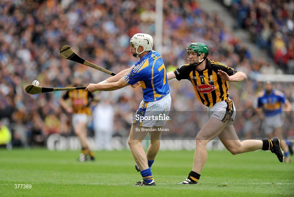 6 September 2009; Henry Shefflin, Kilkenny, attempts to block down Brendan Maher, Tipperary. GAA Hurling All-Ireland Senior Championship Final, Kilkenny v Tipperary, Croke Park, Dublin. Picture credit: Brendan Moran / SPORTSFILE