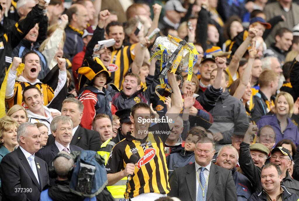 6 September 2009; Kilkenny captain Michael Fennelly lifts the Liam MacCarthy Cup. GAA Hurling All-Ireland Senior Championship Final, Kilkenny v Tipperary, Croke Park, Dublin. Picture credit: Oliver McVeigh / SPORTSFILE