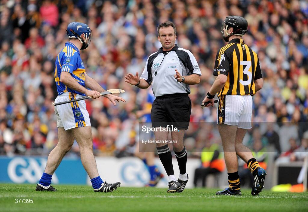 6 September 2009; Referee Diarmuid Kirwan speaks to Eoin Kelly, Tipperary, and JJ Delaney, Kilkenny. GAA Hurling All-Ireland Senior Championship Final, Kilkenny v Tipperary, Croke Park, Dublin. Picture credit: Brendan Moran / SPORTSFILE