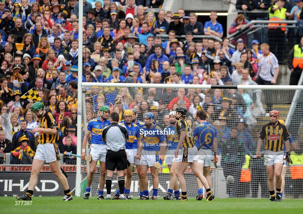 6 September 2009; Tippearary players protest to referee Diarmuid Kirwan after he awarded Kilkenny a penalty in the second half. The penalty was subsequently scored by Henry Shefflin for his side's first goal. GAA Hurling All-Ireland Senior Championship Final, Kilkenny v Tipperary, Croke Park, Dublin. Picture credit: Brian Lawless / SPORTSFILE