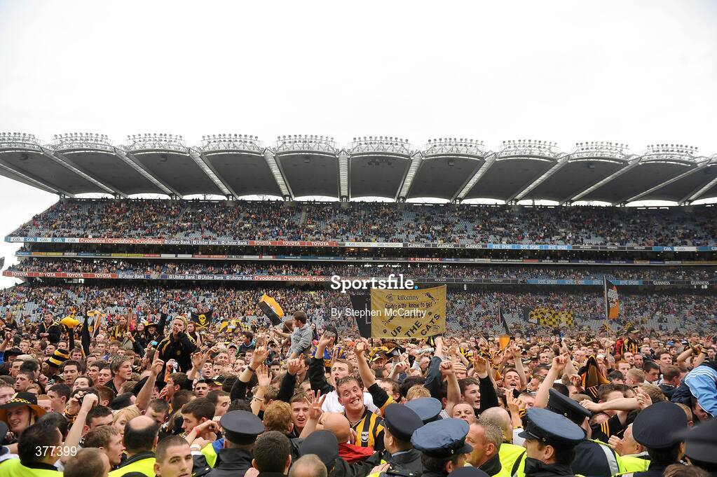 6 September 2009; Kilkenny supporters celebrate their side's victory. GAA Hurling All-Ireland Senior Championship Final, Kilkenny v Tipperary, Croke Park, Dublin. Picture credit: Stephen McCarthy / SPORTSFILE
