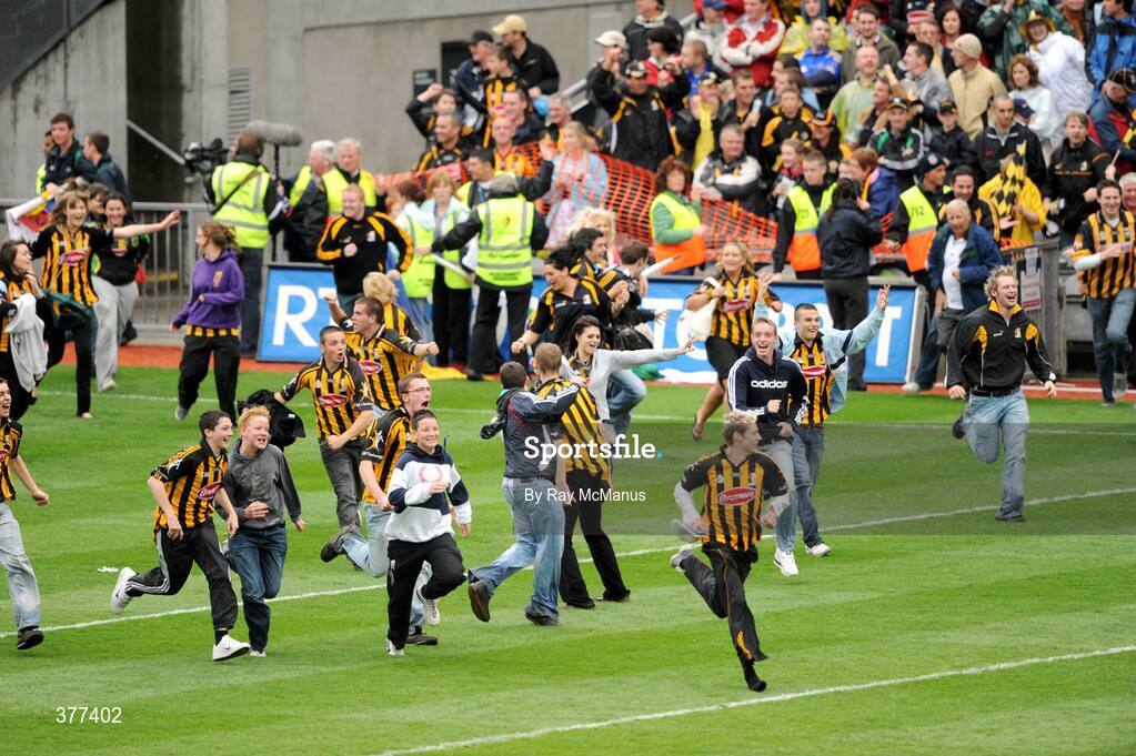 6 September 2009; Kilkenny supporters break the cordon on Hill 16 and run on for the presentation. GAA Hurling All-Ireland Senior Championship Final, Kilkenny v Tipperary, Croke Park, Dublin. Picture credit: Ray McManus / SPORTSFILE