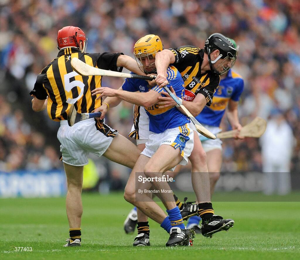 6 September 2009; Shane McGrath, Tipperary, is sandwiched between Tommy Walsh, left, and Derek Lyng, Kilkenny. GAA Hurling All-Ireland Senior Championship Final, Kilkenny v Tipperary, Croke Park, Dublin. Picture credit: Brendan Moran / SPORTSFILE