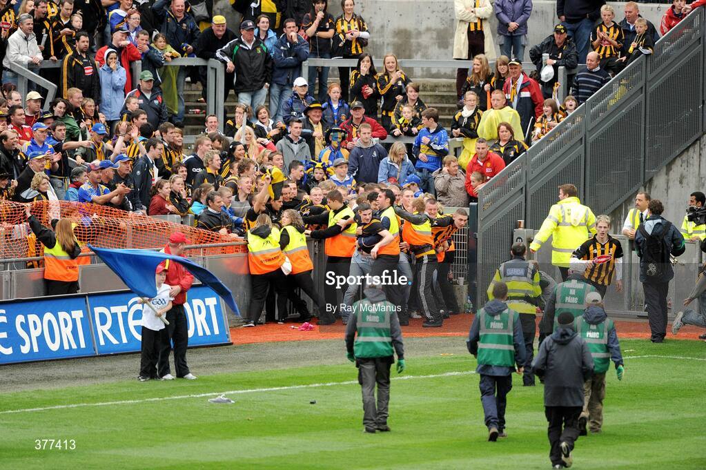 6 September 2009; Kilkenny supporters break the cordon on Hill 16 and run on for the presentation. GAA Hurling All-Ireland Senior Championship Final, Kilkenny v Tipperary, Croke Park, Dublin. Picture credit: Ray McManus / SPORTSFILE