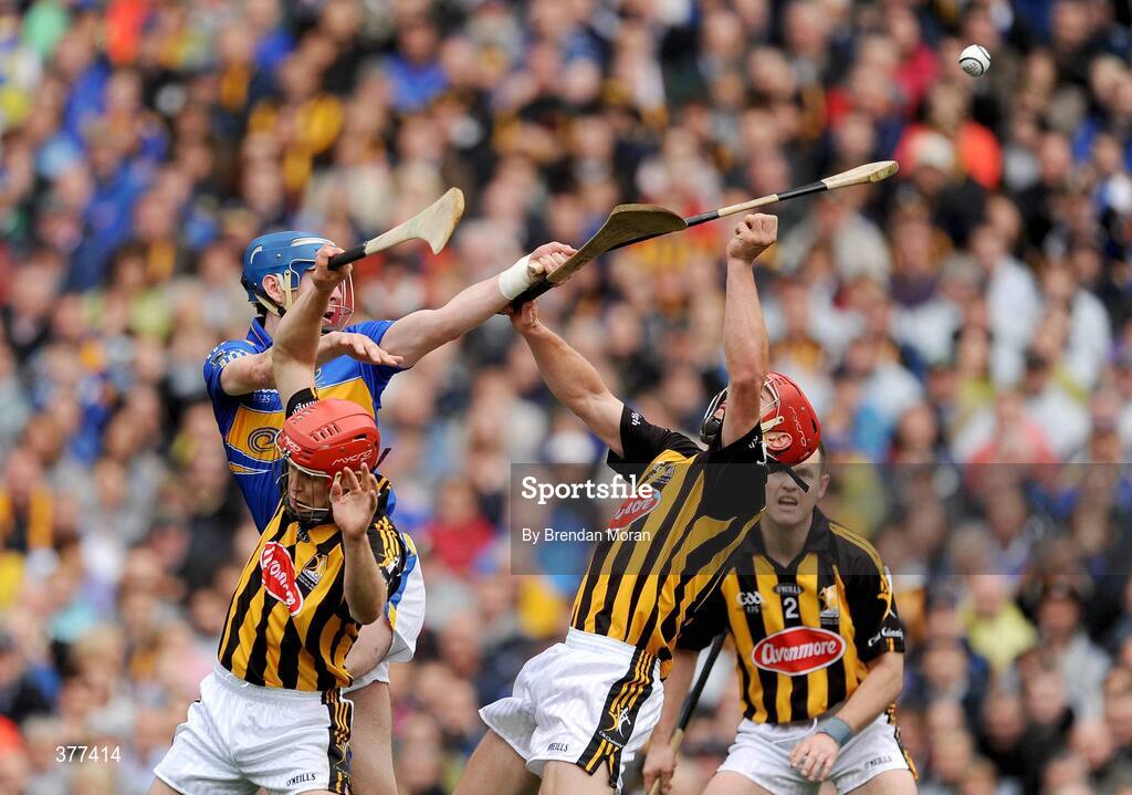 6 September 2009; John Tennyson, Tipperary, contests a high ball with Tommy Walsh and John Tennyson, right, Kilkenny. GAA Hurling All-Ireland Senior Championship Final, Kilkenny v Tipperary, Croke Park, Dublin. Picture credit: Brendan Moran / SPORTSFILE