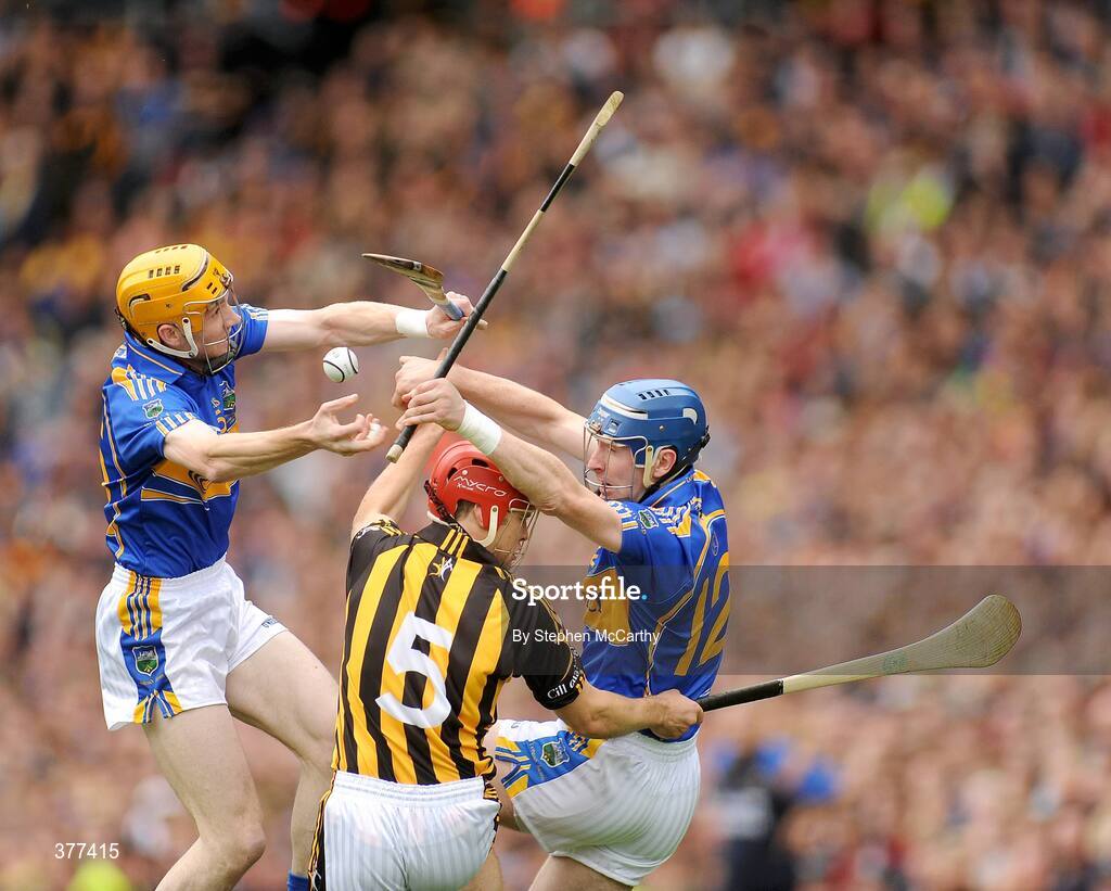 6 September 2009; Lar Corbett, left, and John O'Brien, Tipperary, in action against Tommy Walsh, Kilkenny. GAA Hurling All-Ireland Senior Championship Final, Kilkenny v Tipperary, Croke Park, Dublin. Picture credit: Stephen McCarthy / SPORTSFILE