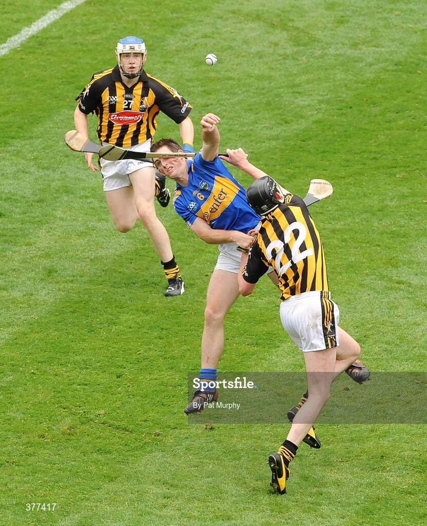 6 September 2009; Conor O'Mahony, Tipperary, in action against Martin Comerford, 22, and T.J. Reid, Kilkenny. GAA Hurling All-Ireland Senior Championship Final, Kilkenny v Tipperary, Croke Park, Dublin. Picture credit: Pat Murphy / SPORTSFILE
