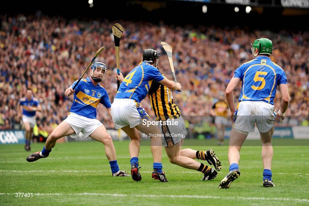 6 September 2009; Richie Power, Kilkenny, is held by Paul Curran, Tipperary, resulting in a penalty. GAA Hurling All-Ireland Senior Championship Final, Kilkenny v Tipperary, Croke Park, Dublin. Picture credit: Stephen McCarthy / SPORTSFILE